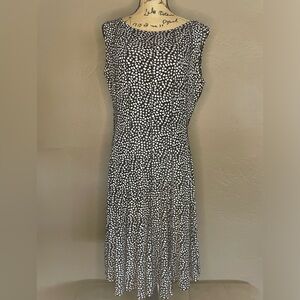 Forever 21 black and white print sleeveless dress PXL PTP 21” stretchy comfy